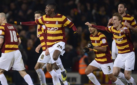 Arsenal "tặng vé" vào bán kết cho Bradford City