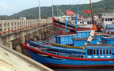 Neo buộc tàu cá vào thành cầu