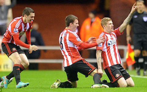 Sunderland thoát khỏi nhóm cầm đèn đỏ