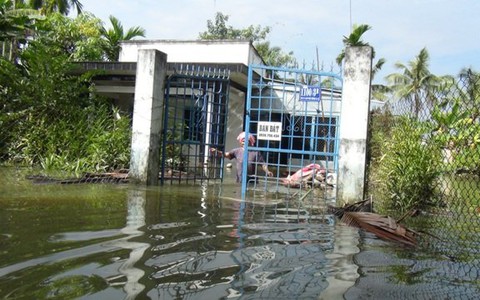 Vỡ bờ bao, nhà dân ngập trong nước