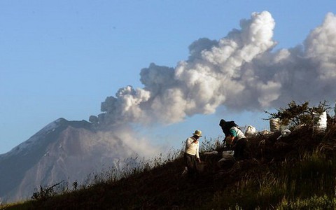 Ecuador nâng mức báo động núi lửa phun