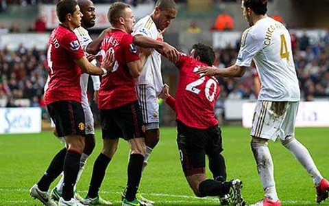 Alex Ferguson: "Van Persie có thể đã chết"