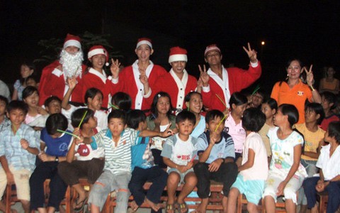 Sinh viên ngoại vui Noel tại TP.HCM