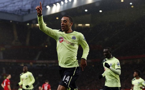 Chicharito giúp M.U thắng nghẹt thở Newcastle