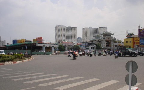 Cầu vượt Hàng Xanh- thông tầm Tết "Tây" đón Tết ta