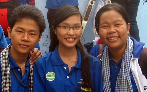 Hai nữ sinh viên giỏi giang