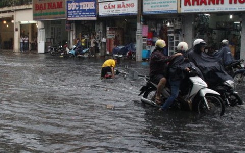 Mưa lớn trái mùa, đường lại thành sông