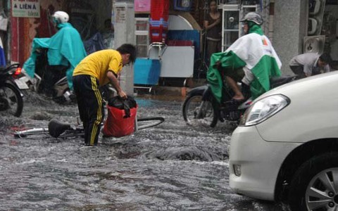 Mưa trái mùa gây ngập nhiều tuyến đường