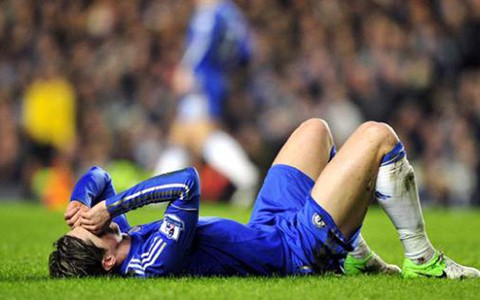 CĐV Chelsea la ó Torres, gọi tên Demba Ba
