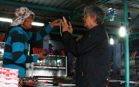 "Họp gì mà họp miết thế?"