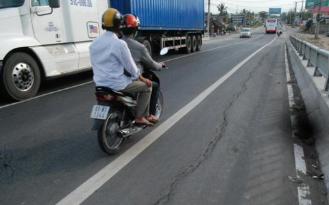 Hậu Giang: cầu chưa khánh thành đã lún nứt