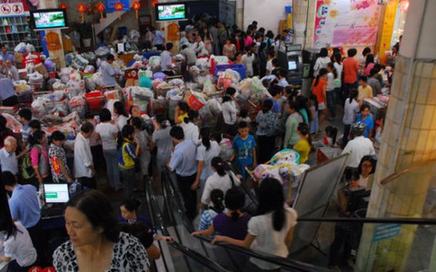 Siêu thị đông người mua sắm tết