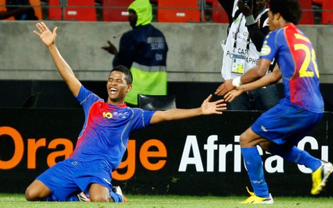 Nam Phi và Cape Verde vào tứ kết qua khe hẹp