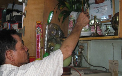Chiếc bàn thờ lạ