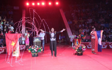 Cuộc hội tụ anh em ở Gala xiếc Lào - Việt