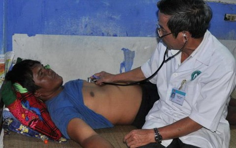 Bà con ngư dân mang tết đến 4 người Philippines trên biển