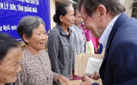 Ông Hồ Cương Quyết trao tiền giúp đỡ ngư dân Bình Châu, Lý Sơn