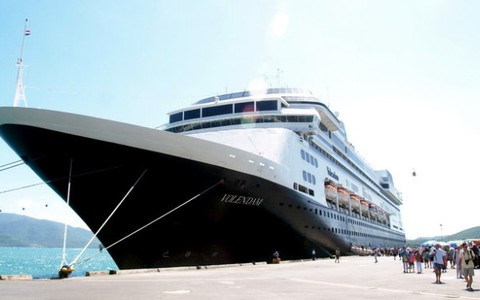 Tàu biển Volendam đưa 1.400 khách xông đất Nha Trang