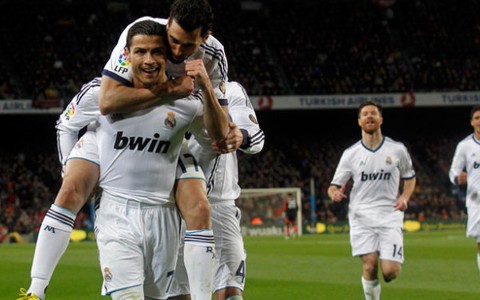 Ronaldo tỏa sáng, Real Madrid hạ nhục Barca
