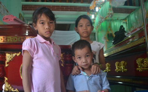 Lật ghe, vợ chồng chết đuối bỏ lại ba con thơ