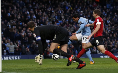 Manchester City dễ dàng vào bán kết