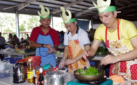 Bữa cơm đảm đang của công nhân