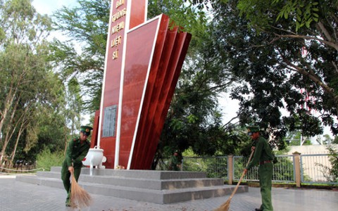 Nén nhang dọc đường biên giới