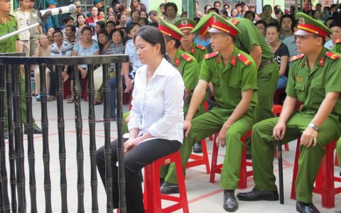 Vợ trung tá cảnh sát giao thông đầu độc chồng hầu tòa