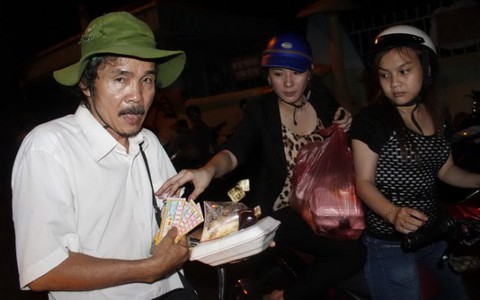 Cúi xuống phận người