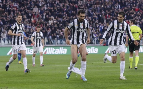 HLV Conte tát Vucinic vì hành động tụt quần!