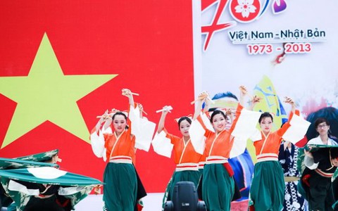 Dựng hoa anh đào nhựa trong Lễ hội mùa xuân Việt - Nhật