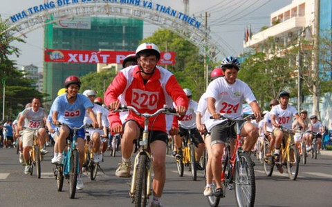 200 vận động viên cưỡi 100 xe đạp đôi đua ở Nha Trang