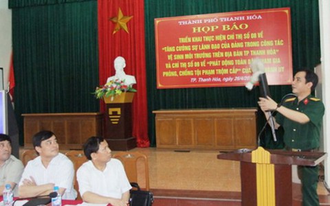 Dùng ống phóng lưới bắt "quái xế" thay cho bùi nhùi