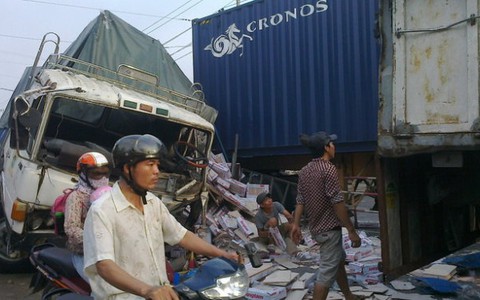 "Trâu bò" tải, container húc nhau: gạch tan tành, đường kẹt cứng