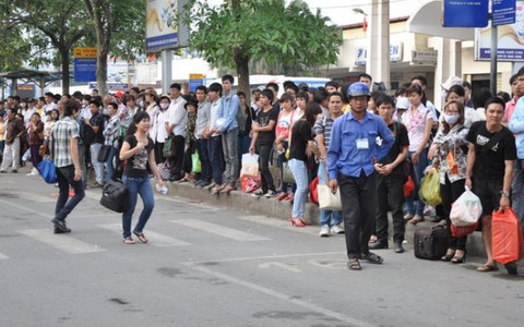 Hà Nội: Nhà xe đua nhau "chặt chém" hành khách dịp lễ