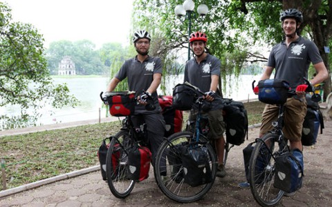 Để lại Bỉ khoai tây chiên, đạp xe 11.312km tới Hà Nội