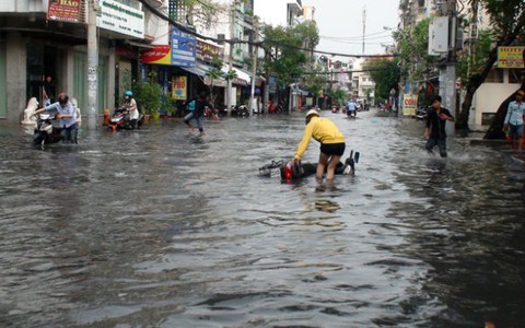 Mưa chiều, nhiều tuyến đường thành sông