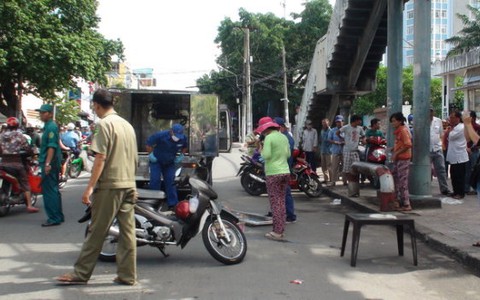 Nhảy cầu vượt trước Bệnh viện Ung bướu tự tử