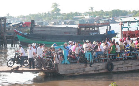 Chen chúc nhau qua phà