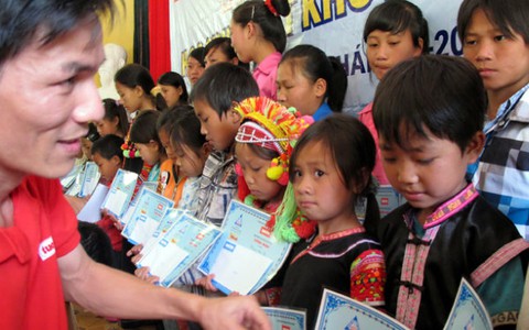 Học bổng đến với học sinh La Hủ
