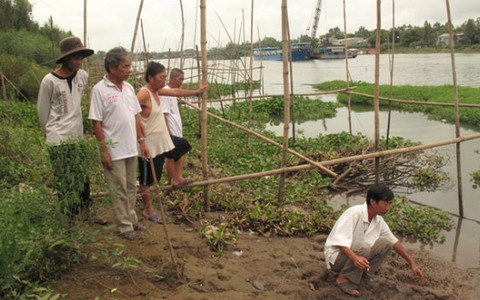 Nạo vét sông gây sạt lở nặng