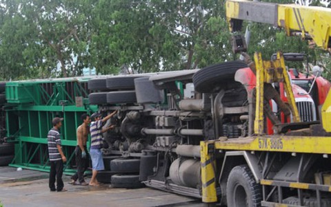 Hai xe container lật nhào ở hai đầu cửa ngõ Sài Gòn