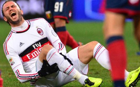 AC Milan mất Pazzini 6 tháng