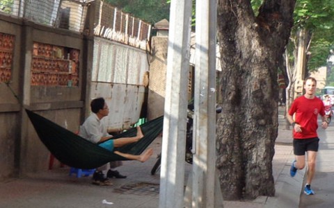 Mắc võng chiếm vỉa hè