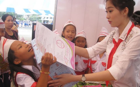 Hàng ngàn bạn nhỏ khó khăn vui chơi, nhận quà 1-6