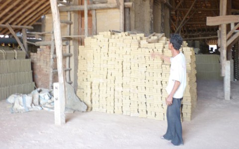 Chủ lò gạch cầm dao đâm vợ lủng phổi rồi định tự sát