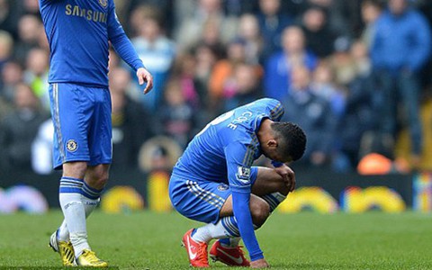 Chelsea mất Ashley Cole hai tuần