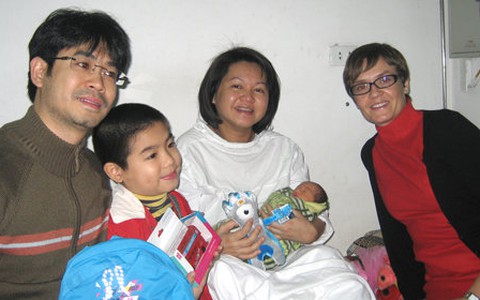 Tặng linh vật Olympic 2012 cho bé sơ sinh đầu tiên của năm
