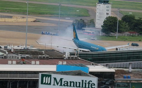 Hình ảnh máy bay Vietnam Airlines xì khói động cơ sau khi hạ cánh