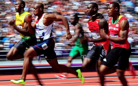 "Tia chớp" Usain Bolt vào bán kết 100m